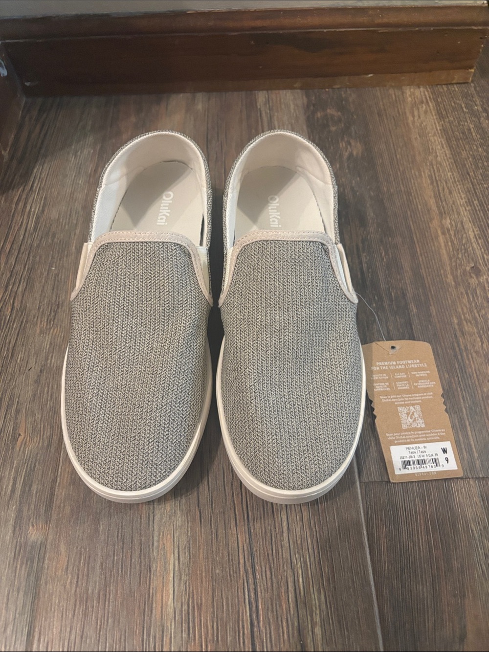 NWT OluKai Pehuea Women’s size 9. Tapa/tapa color